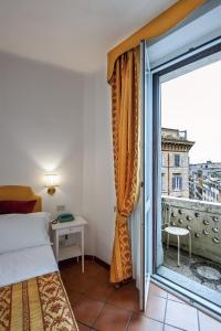 罗马卡诺瓦酒店的一间卧室设有一张床和一个大窗户