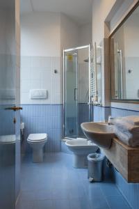 罗马卡诺瓦酒店的一间带水槽、卫生间和淋浴的浴室