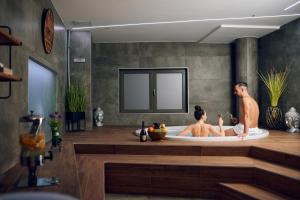 奥帕提亚Hotel Paris的两人在浴室的浴缸里
