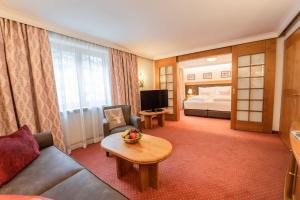 祖尔斯乌利酒店 的酒店客房设有一张沙发和一张床