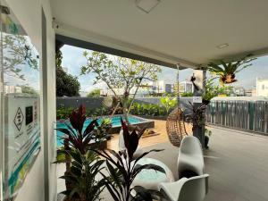 新山D Niice Garden View with Private Pool Bukit Indah, Johor Bahru的享有游泳池景致的阳台