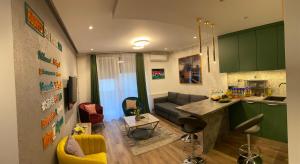 布达佩斯BudapestStyle Premium Family Apartman Free Parking, Breakfast的厨房以及带沙发和桌子的客厅。