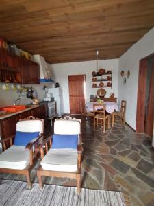 MontoitoCasa da Tia Luísa的厨房以及带桌椅的起居室。