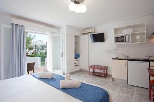 卡拉穆拉达Apartamentos Cala Murada Tennis的一间卧室配有一张大床和两个枕头