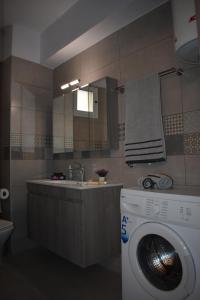 塞萨洛尼基Domenica Studios 2的一间带洗衣机和水槽的浴室
