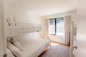 Adventure BayBush and Beach Family Retreat的一间卧室设有两张双层床和一扇窗户。