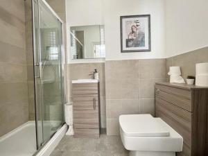 诺丁汉Unique & Luxurious 2 Bedroom City Centre Apartment的浴室配有卫生间、淋浴和盥洗盆。