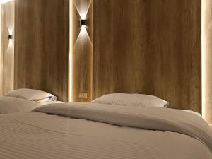 开罗Sheraton Ocean 506 - Private apartments的卧室设有两张木墙