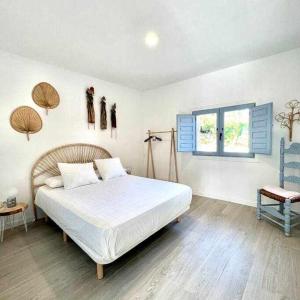 VenturadaCasa rural La Casona de Monterrey的一间卧室设有一张大床和一个窗户。