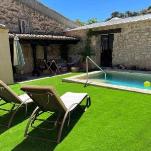 VenturadaCasa rural La Casona de Monterrey的一个带草坪椅的庭院和一个游泳池