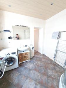 斯维斯塔尔Gemütliches Zimmer mit eigenem Bad und Küche的一间带洗衣机和水槽的浴室