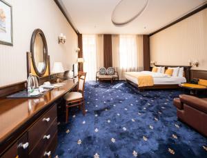 萨拉热窝岳罗普酒店的一间酒店客房 - 带一张床和一间浴室