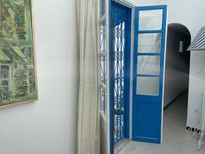 西迪·布·赛义德Chez ADAC的蓝色的门在墙上旁边