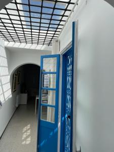 西迪·布·赛义德Chez ADAC的天花板房间的一扇蓝色门