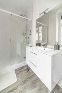 维希Grande Maison Vichy - Maison ou Appartements en Centre ville的白色的浴室设有水槽和淋浴。