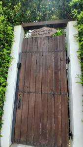 瓜杜阿斯Casa Dornella - Casa de Hospedaje的木门,上面有标志
