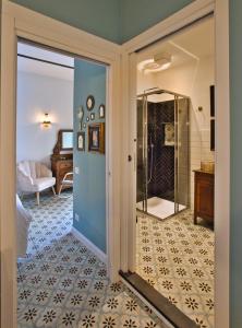 内米Suite sul Lago的浴室设有通往淋浴的玻璃门