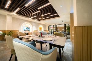 迪拜Millennium Place Mirdif的一间带桌椅的用餐室