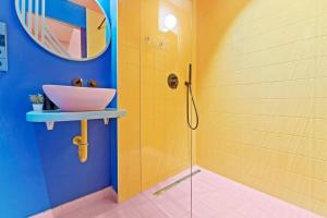 柏林Crazy 44sqm 3room maisonette apt Near center的一间带水槽和镜子的浴室