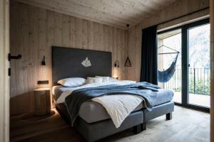 瓦尔迪维泽Stelza Nature Chalet的一间卧室设有一张床和一个大窗户