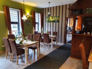StiegeGasthaus "Burgstieg"的一间带桌椅的用餐室