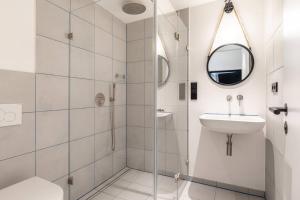 柏林Industrial 57sqm 3room maisonette apt near center的白色的浴室设有水槽和镜子