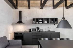 柏林Black White 44sqm 2room maisonette apt near center的一个带柜台和桌子的厨房