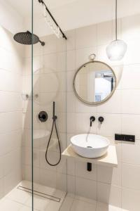 柏林Ancient 33sqm 2room maisonette apt Near center的浴室配有盥洗盆和带镜子的淋浴
