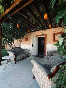 安塔利亚CAMP&HOSTEL Antalya的带沙发、桌子和门的天井