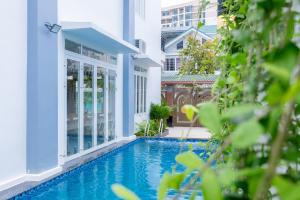 头顿T-Maison Boutique Villa, with Pool, Karaoke, Billiards, near beach, Vung Tau的一座建筑物中央的游泳池