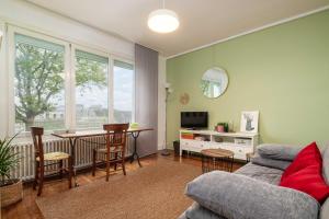 布雷斯特Brest : charmant appartement hypercentre的客厅配有沙发和桌子
