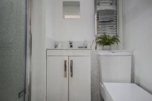 乔利Contractors accommodation in Chorley by Lancashire Holiday Lets的白色的浴室设有水槽和卫生间。