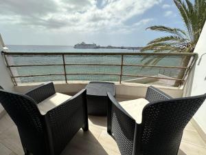 阿罗纳Paseo Marítimo, Los Cristianos Over the sea FREE WIFI的阳台配有椅子,享有海景。