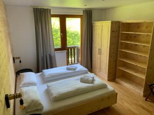 滨湖采尔彼得度假屋的一间卧室设有两张床和窗户。