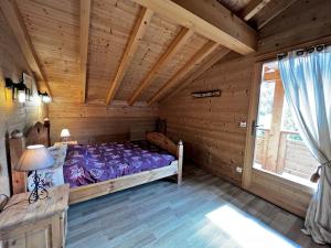 拉克吕萨Aulp de Suz 2 - Chalet avec vue的小木屋内一间卧室,配有一张床