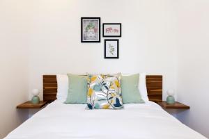 伦敦Spacious 4 bedrooms flat in New Oxford Street的一间卧室配有带白色床单和枕头的床。