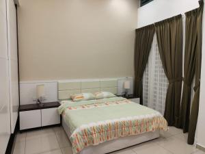 浮罗山背Prestij 3 Homestay, Balik Pulau的一间卧室配有一张带两张桌子和一扇窗户的床。