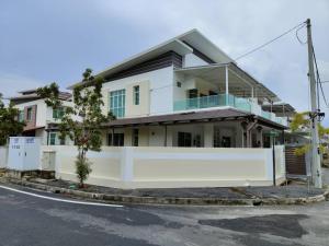 浮罗山背Prestij 3 Homestay, Balik Pulau的前面有白色围栏的白色房子