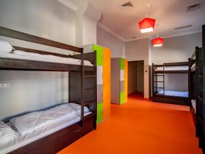 戛纳BANANA'S CAMP的带三张双层床和走廊的客房