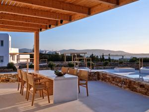 阿吉亚艾里尼帕罗Costa Pounda Villas with private pools的屋顶上带桌椅的天井