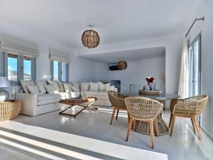 阿吉亚艾里尼帕罗Costa Pounda Villas with private pools的客厅配有白色的沙发和桌子