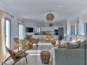 阿吉亚艾里尼帕罗Costa Pounda Villas with private pools的客厅配有沙发和桌子