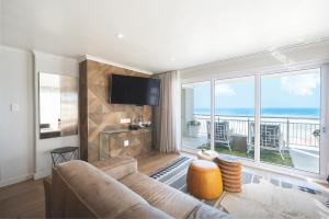 维德尼斯旷野海滩别墅 的带沙发的客厅,享有海景