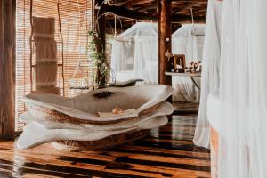 图卢姆阿祖里克度假酒店的带浴缸的浴室,铺有木地板