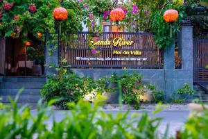 会安Sands River Hoi An Villa的围栏上花卉餐厅的标志