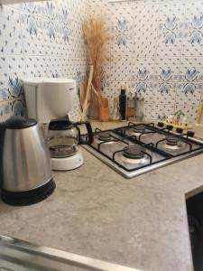 苏塞Écrin的厨房柜台配有炉灶和咖啡壶