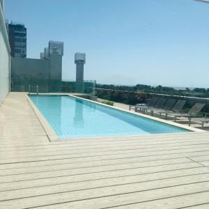 布宜诺斯艾利斯Edificio fresh pampa的大楼顶部的大型游泳池