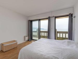昂代Appartement Hendaye, 3 pièces, 6 personnes - FR-1-2-306的一间卧室设有一张床和美景窗户。