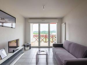 昂代Appartement Hendaye, 2 pièces, 4 personnes - FR-1-2-308的带沙发和大窗户的客厅