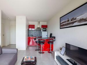 昂代Appartement Hendaye, 2 pièces, 4 personnes - FR-1-2-308的带沙发的客厅和红色厨房。